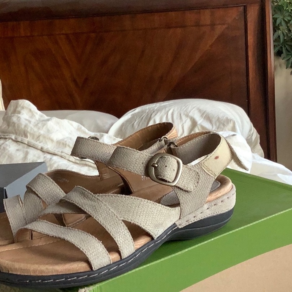 Earth sandles, hardly worn. Comfortable, newbuck material, rubber soles
